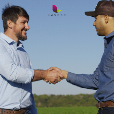 Homens do campo se cumprimentando